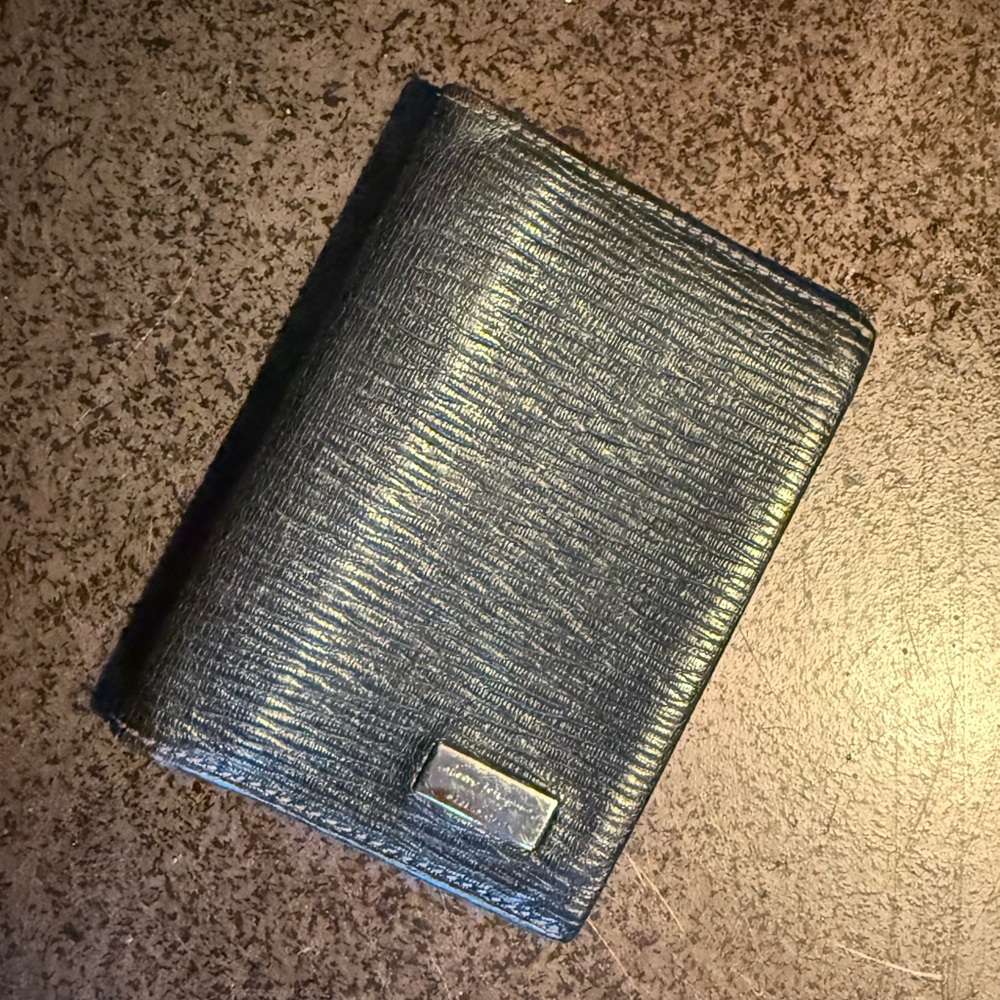 Salvatore Ferragamo Men's Pebble Black Leather Bi-Fold Wallet Card Holder Slim